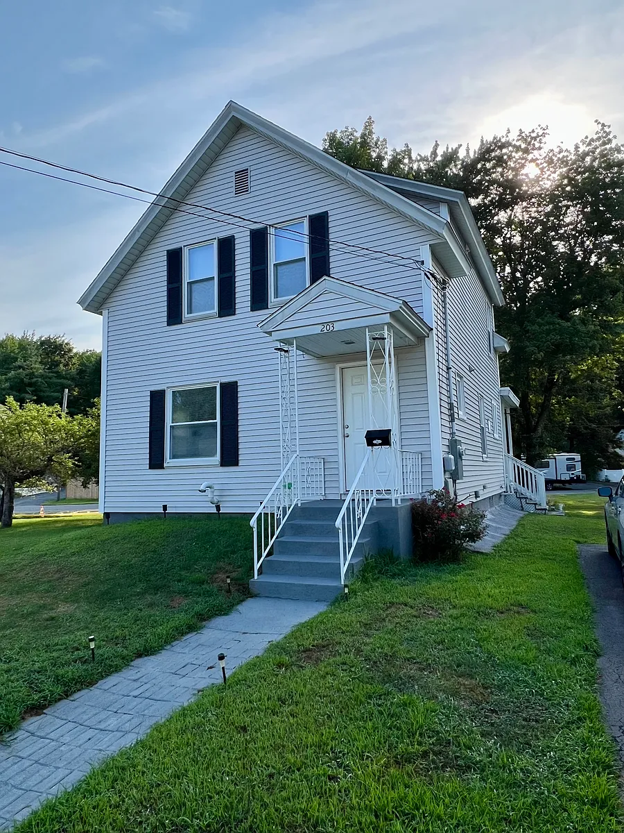 Building Photo - 203 Hall St