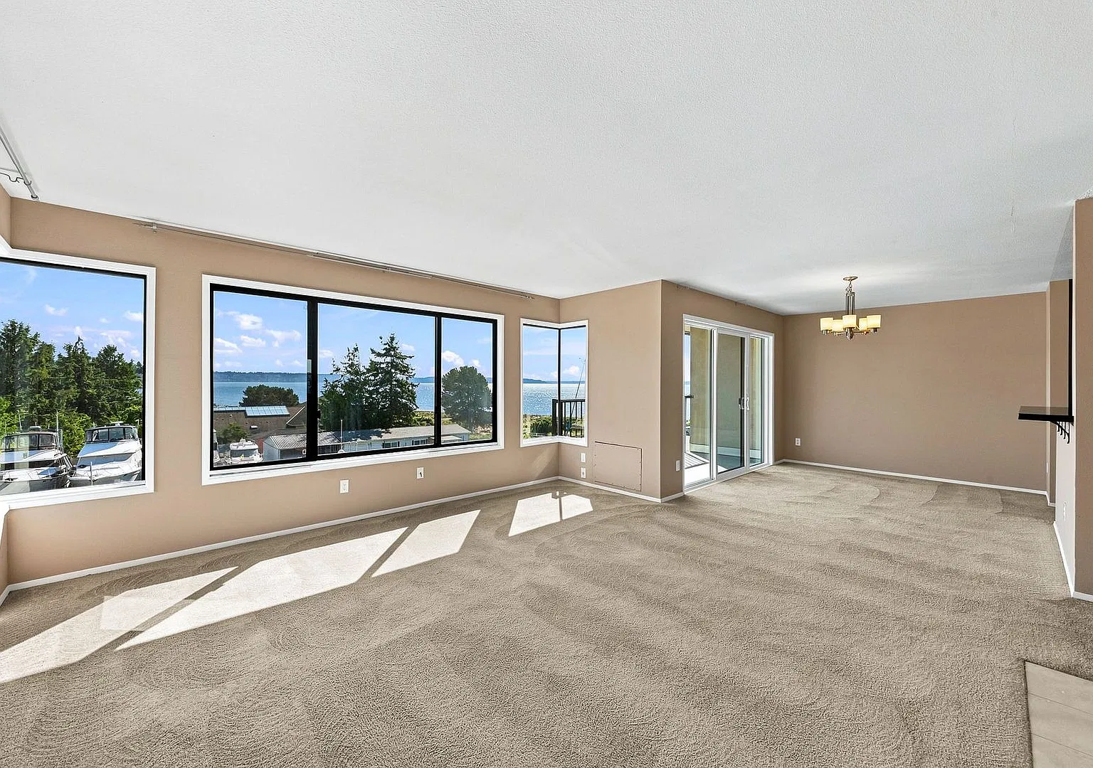 Light & Bright Top Floor Condo with Wall to Wall Sound Views, fresh paint- Water front living — Photo 3