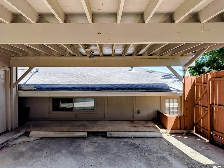 2816 Golfing Green Dr — Photo 17