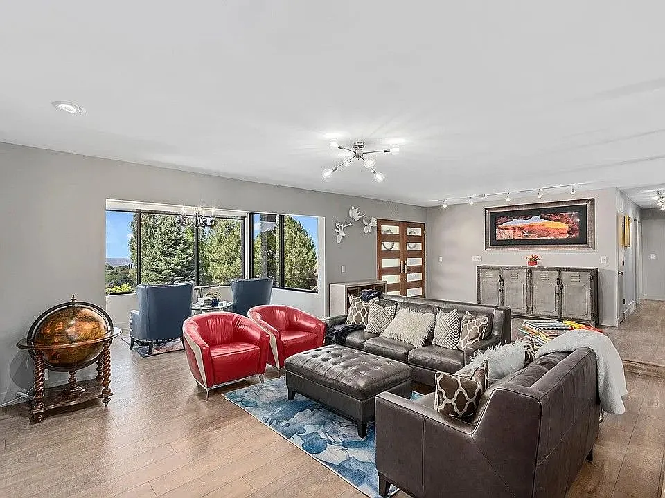 6 bed, 4.5 bath, 5566 sqft, $5,095 — Photo 2