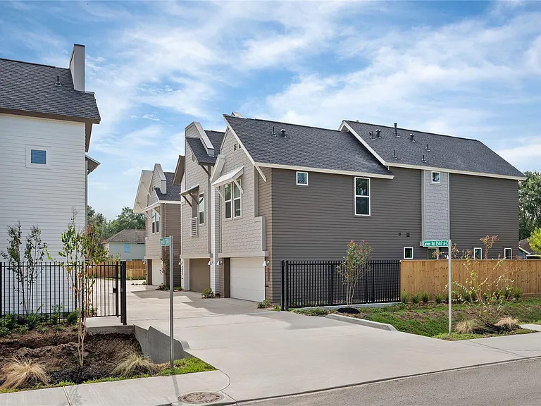 7504 Carver Rd #B — Photo 2