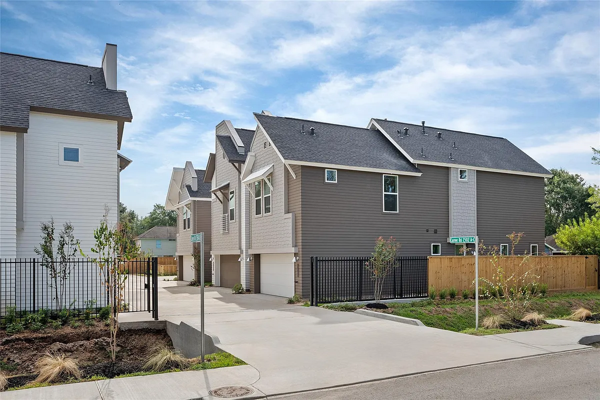 Building Photo - 7504 Carver Rd #B