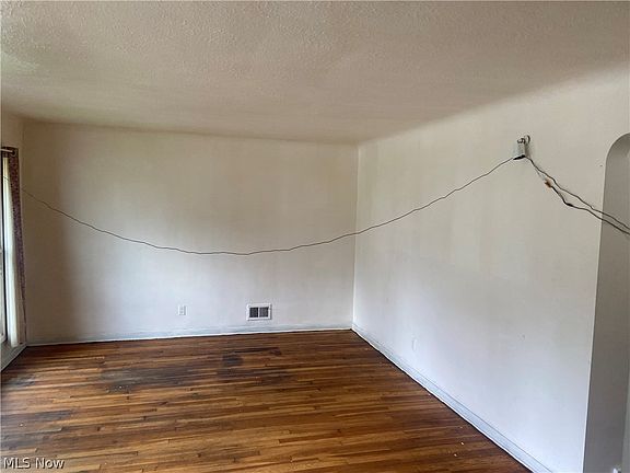 5th image of 3487 W 63rd St