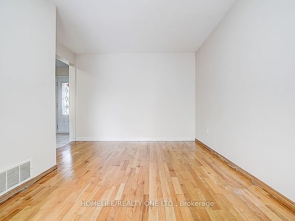 4th image of 35 Fieldview Cres N