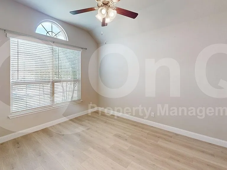 1005 Whitehall Ln — Photo 11