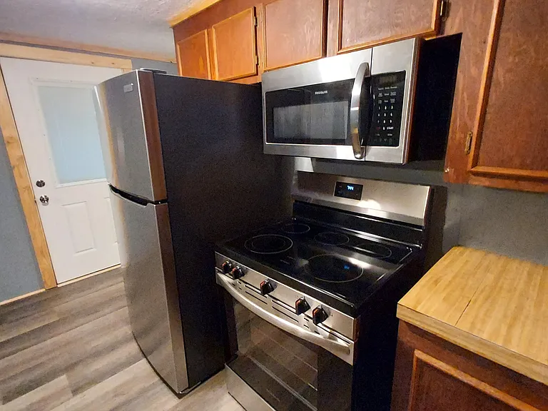 604 Mayflower Ln — Photo 4