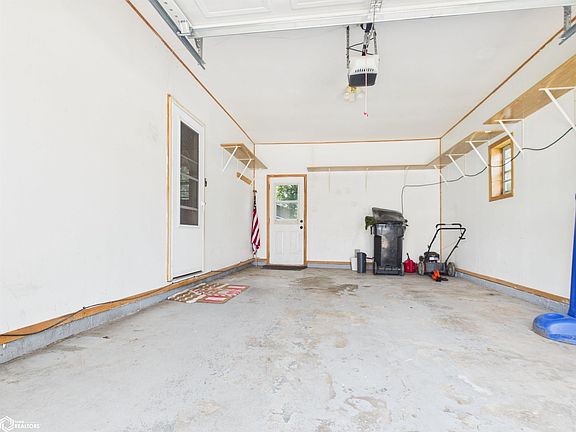 3rd image of 527 Bryan Rd