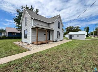 422 E 4th St, Canton, SD 57013