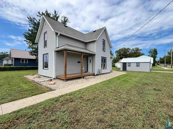422 E 4th St, Canton, SD 57013