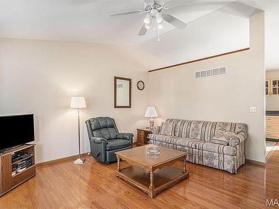 5th image of 319 Shady Oak Ct