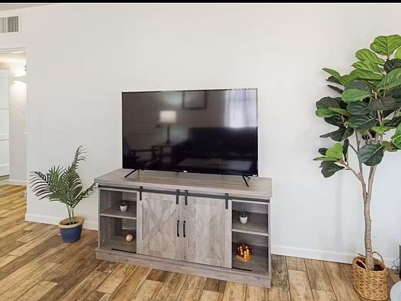 3rd image of 15 W Mission Ln