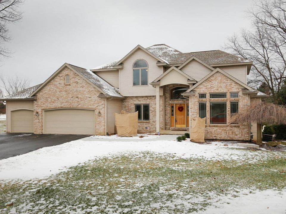 1st image of 221 Barrington Cir E