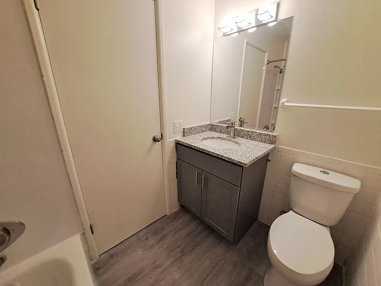 Corinthian Apartments — Photo 5