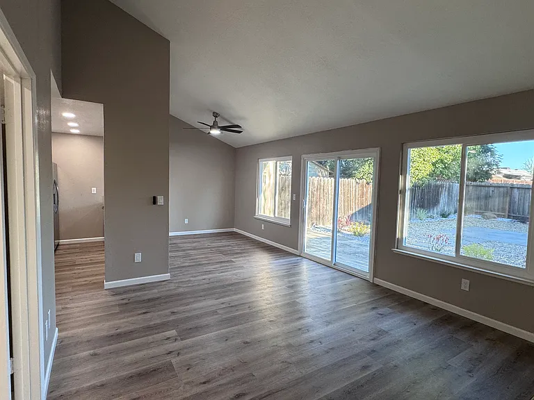 1565 Buttercup Ct — Photo 9