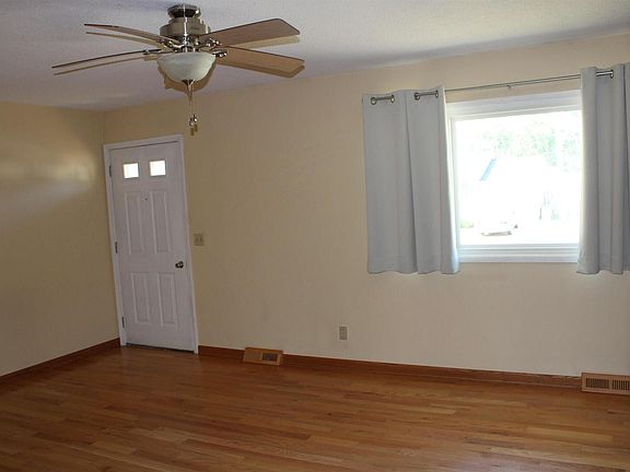 4th image of 3211 Candlewick Dr