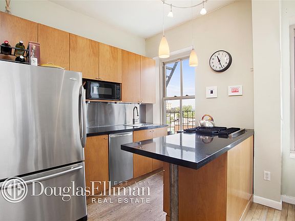 3rd image of 99 Bank St APT 6D