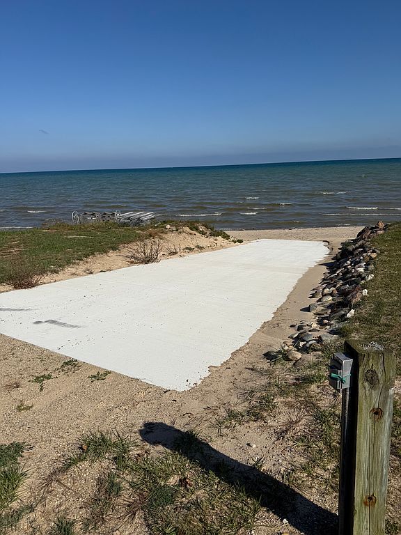 3690 Lakeshore Rd - Property Image