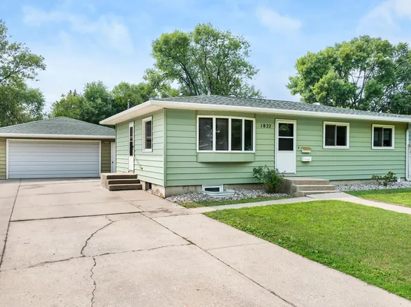 1822 S 17th St, Grand Forks, ND 58201