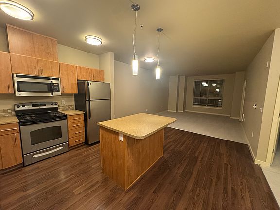 3rd image of 1050 10th Ave NE Unit 205