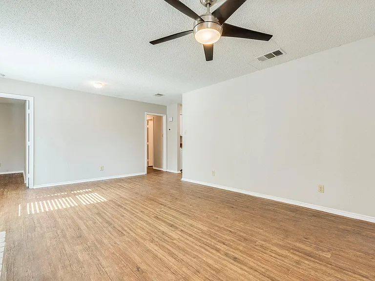 1110 Hyridge St — Photo 2