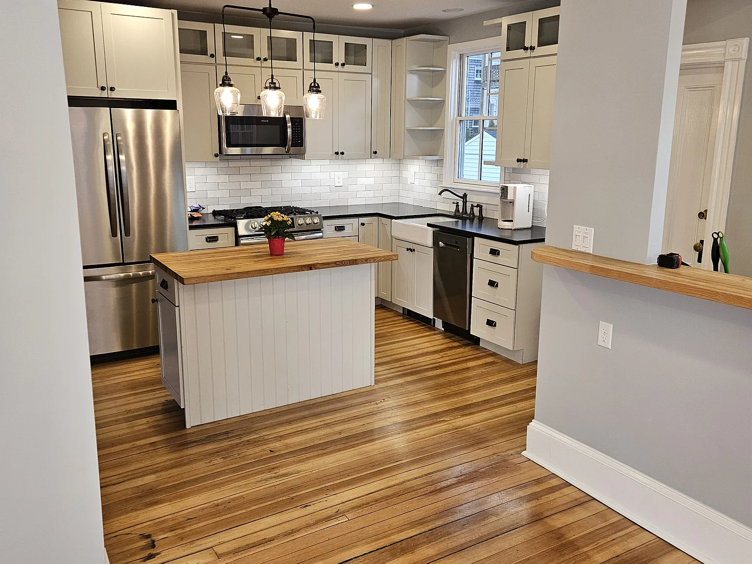 4 bed, 2.5 bath, 1900 sqft, $4,300 — Photo 2