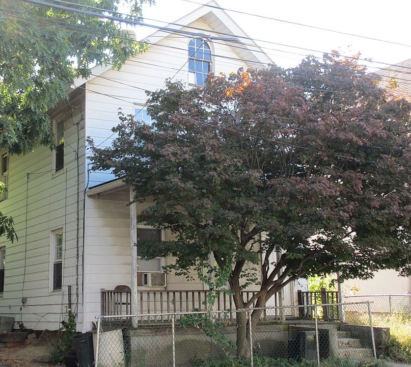 2nd image of 39 Oak St
