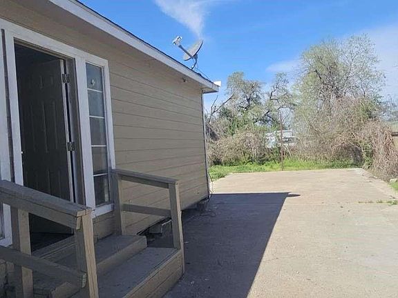 2nd image of 2301 Caplin St