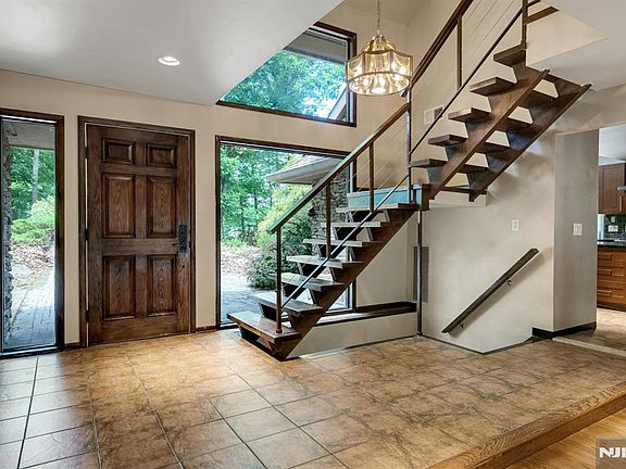 4th image of 737 Ridge Rd
