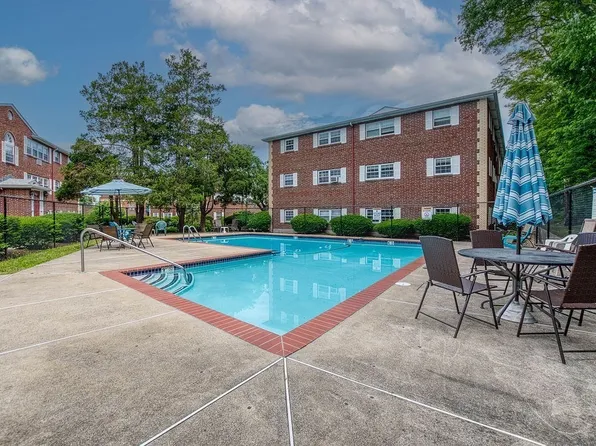 11 Cass St APT 4, West Roxbury, MA 02132