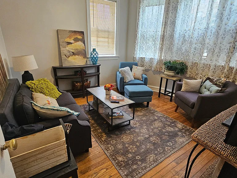 2423 W Lunt Ave #1S — Photo 2
