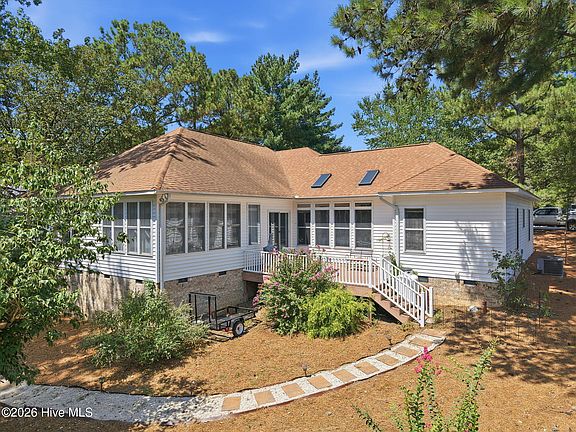 3rd image of 104 Fox Run Court