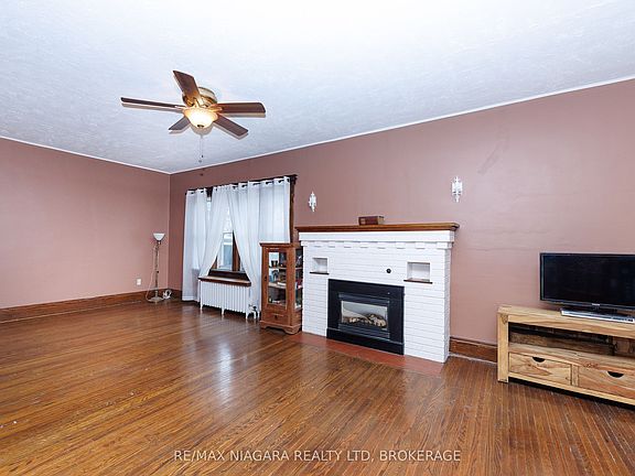 5th image of 4864 Simcoe St