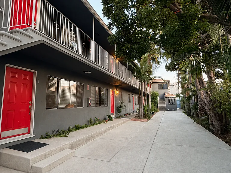 1056 E 6th St #6 — Photo 8