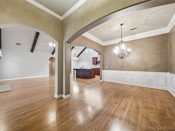 5th image of 908 W Urbana St