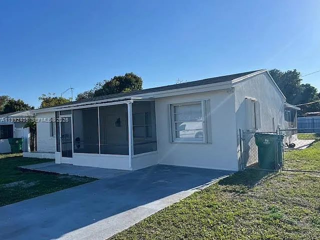 2820 SW 65th Ave — Photo 2