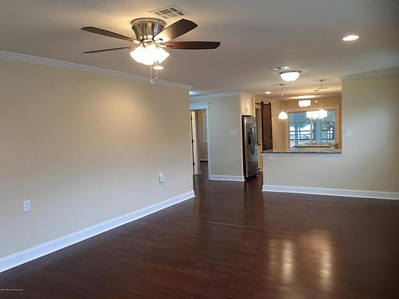 3rd image of 363 Saint Thomas Dr