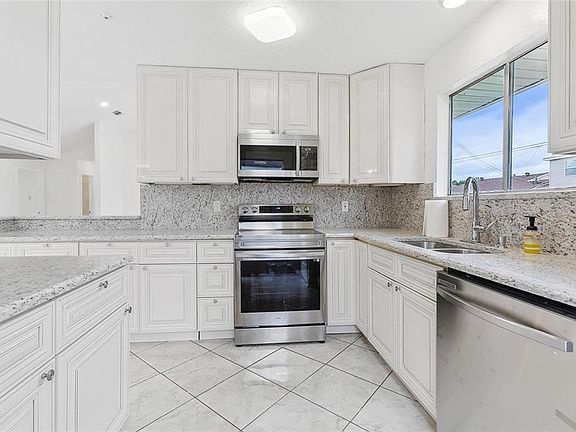 3rd image of 1828 Hampton Dr