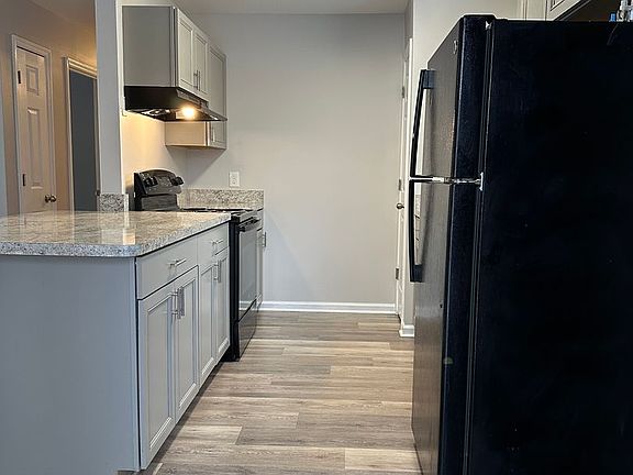 4th image of 433 E Maxwell St #2