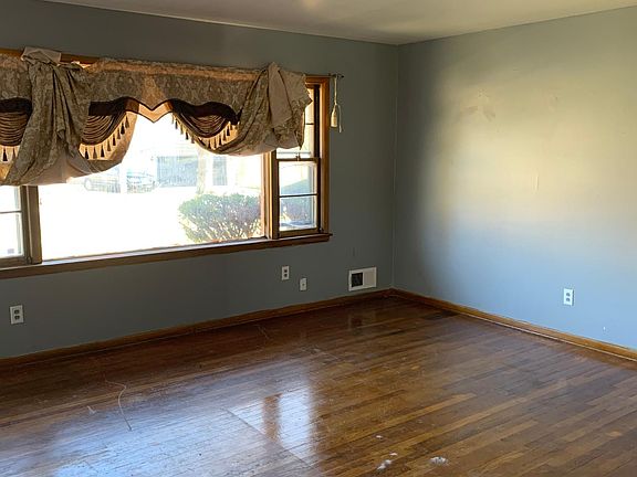 4th image of 812 Royal Ave