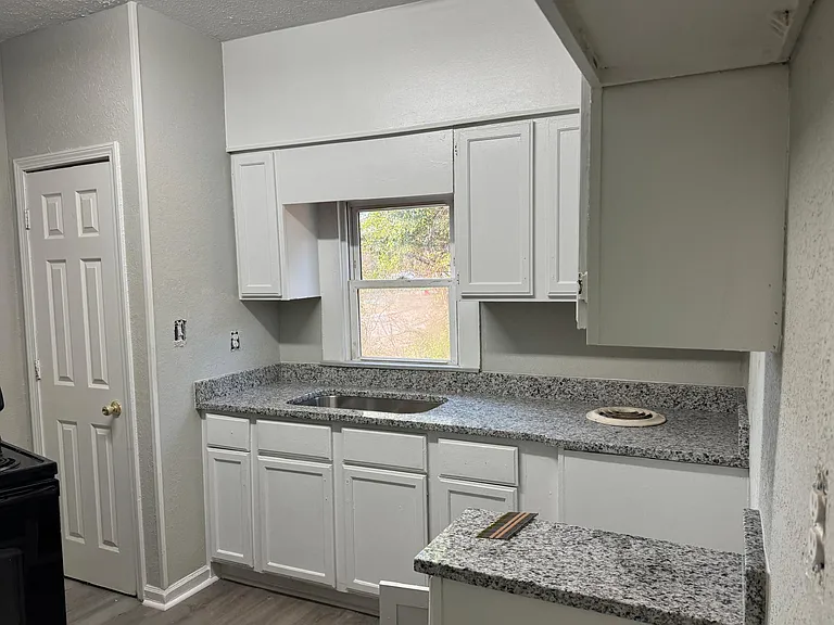2104 Rosehill Rd — Photo 7