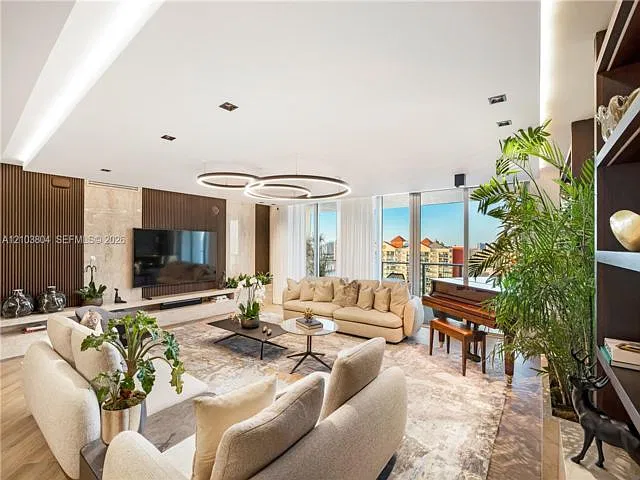 4 bed, 4.5 bath, $18,000 — Photo 2