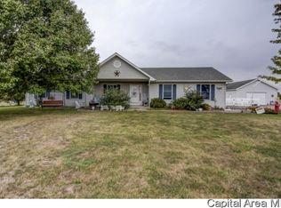 985 E 1900 North Rd, Taylorville, IL 62568