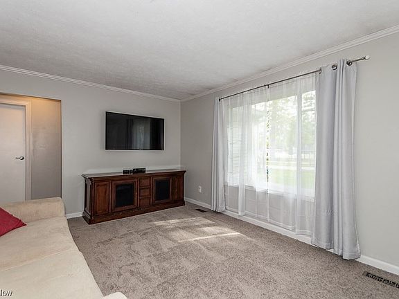 3rd image of 998 Eaglewood Dr