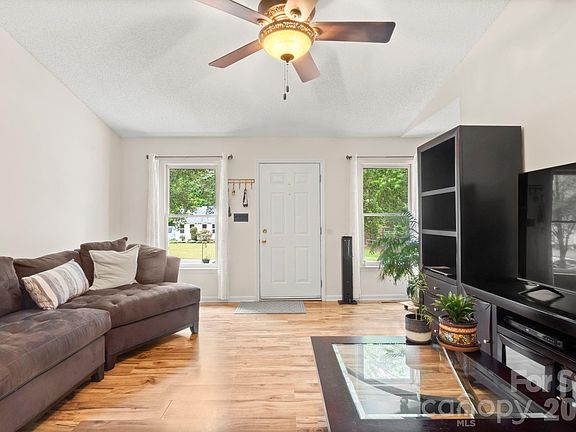 5th image of 516 Majestic Ct SE