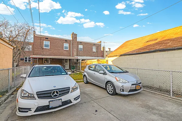 Rented by Halvatzis Realty | media 14