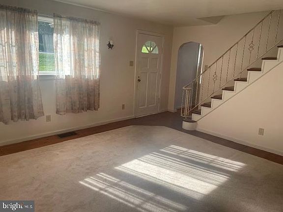 5th image of 463 White Oak Ln