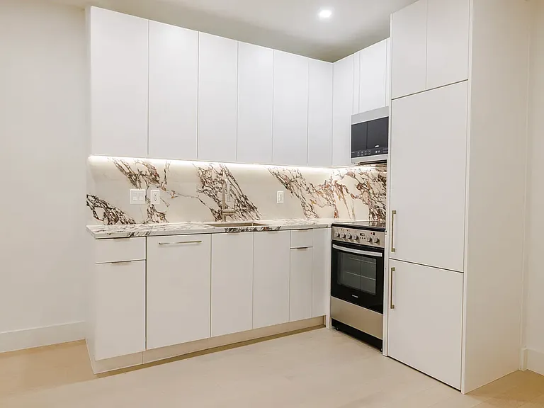 300 W 21st St #21 — Photo 2
