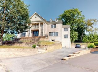 30 Roseanne Dr, Roslyn, NY 11576