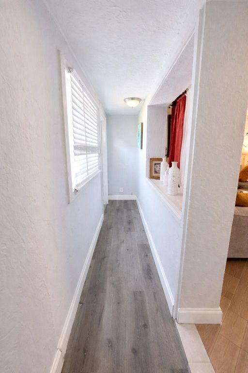2330 NE 1ST Avenue, photo 2