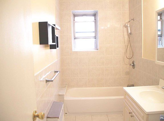 4th image of 2340 Linwood Ave #3E-403E